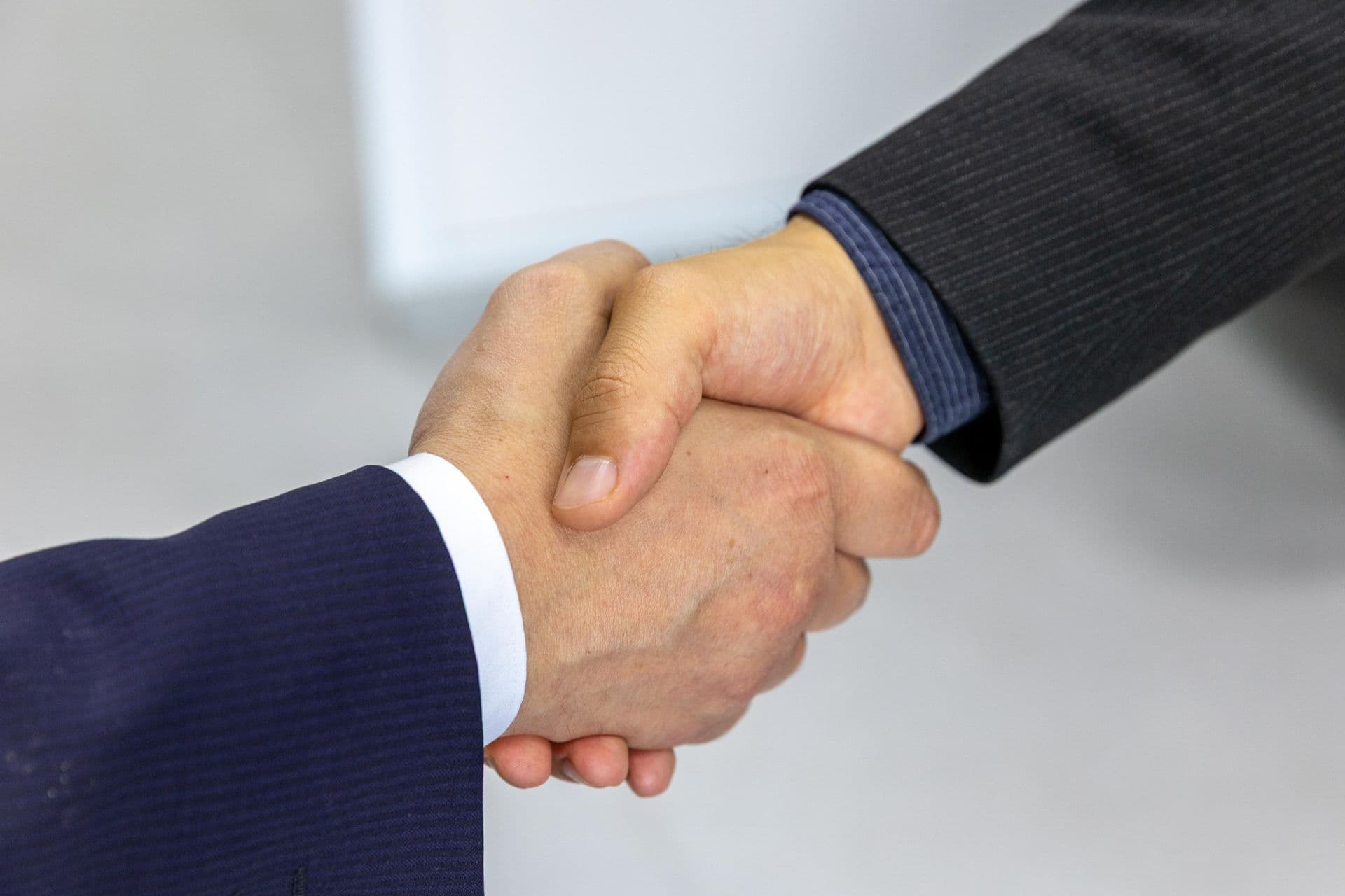 Poignée de main entre deux gens d’affaires