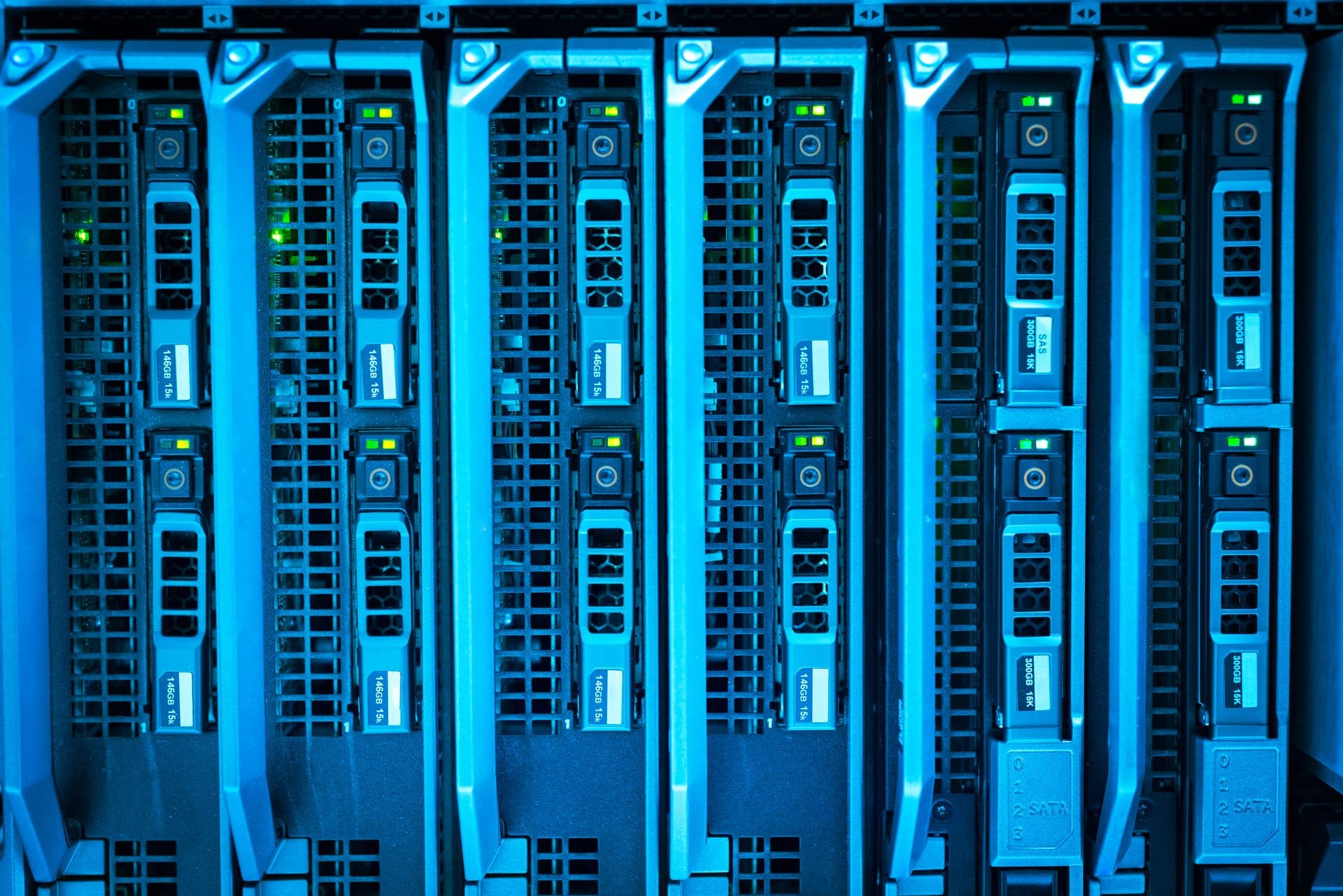 Baies de disques d’un serveur éclairées en bleu, voyants allumés