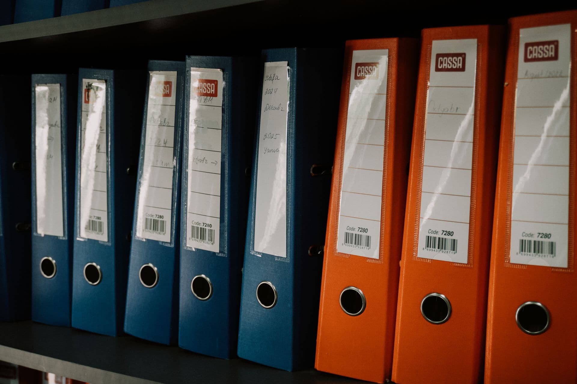 Classeurs d’archives alignés sur des étagères