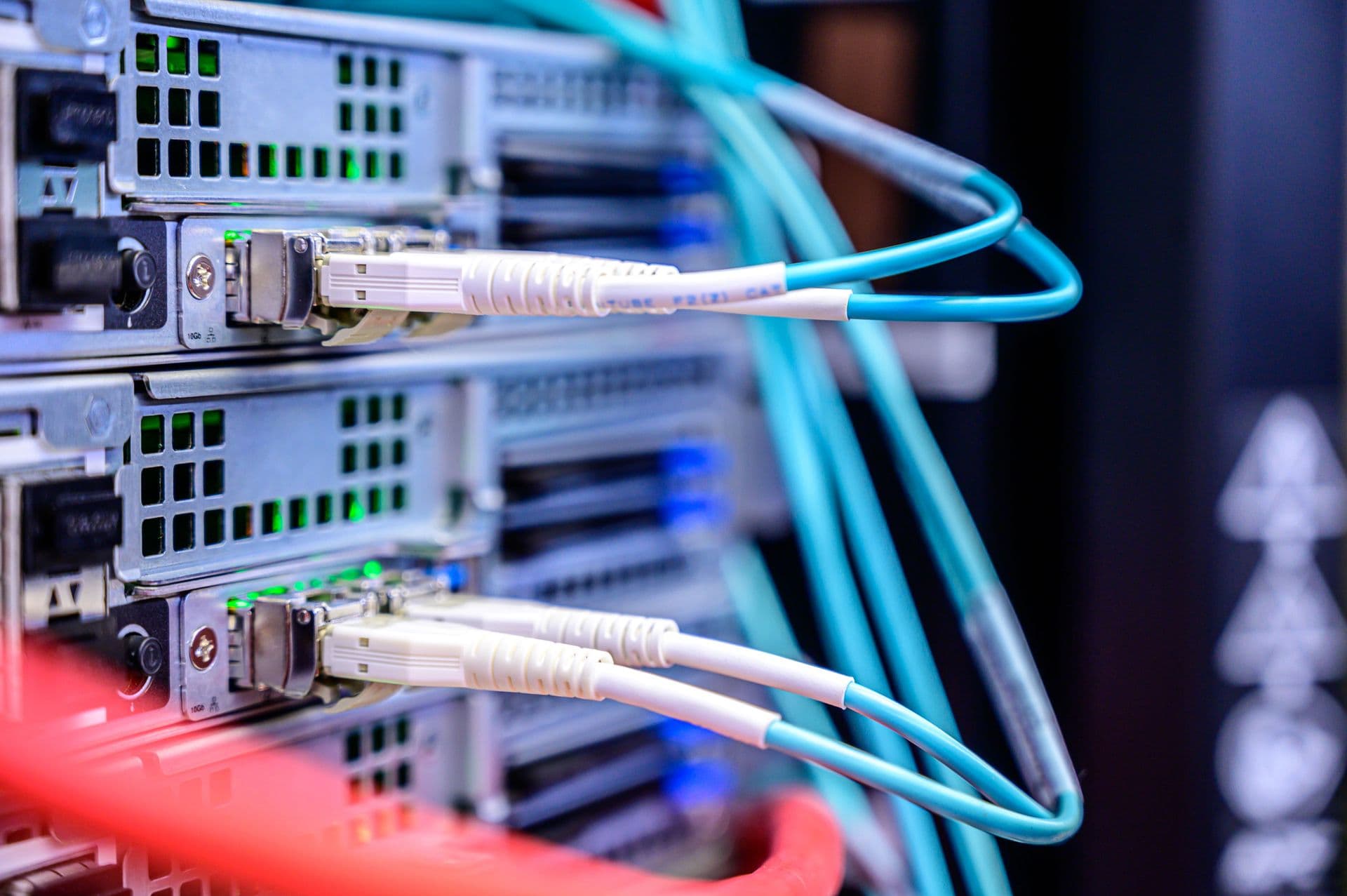 Câblage réseau et serveur dans une baie informatique