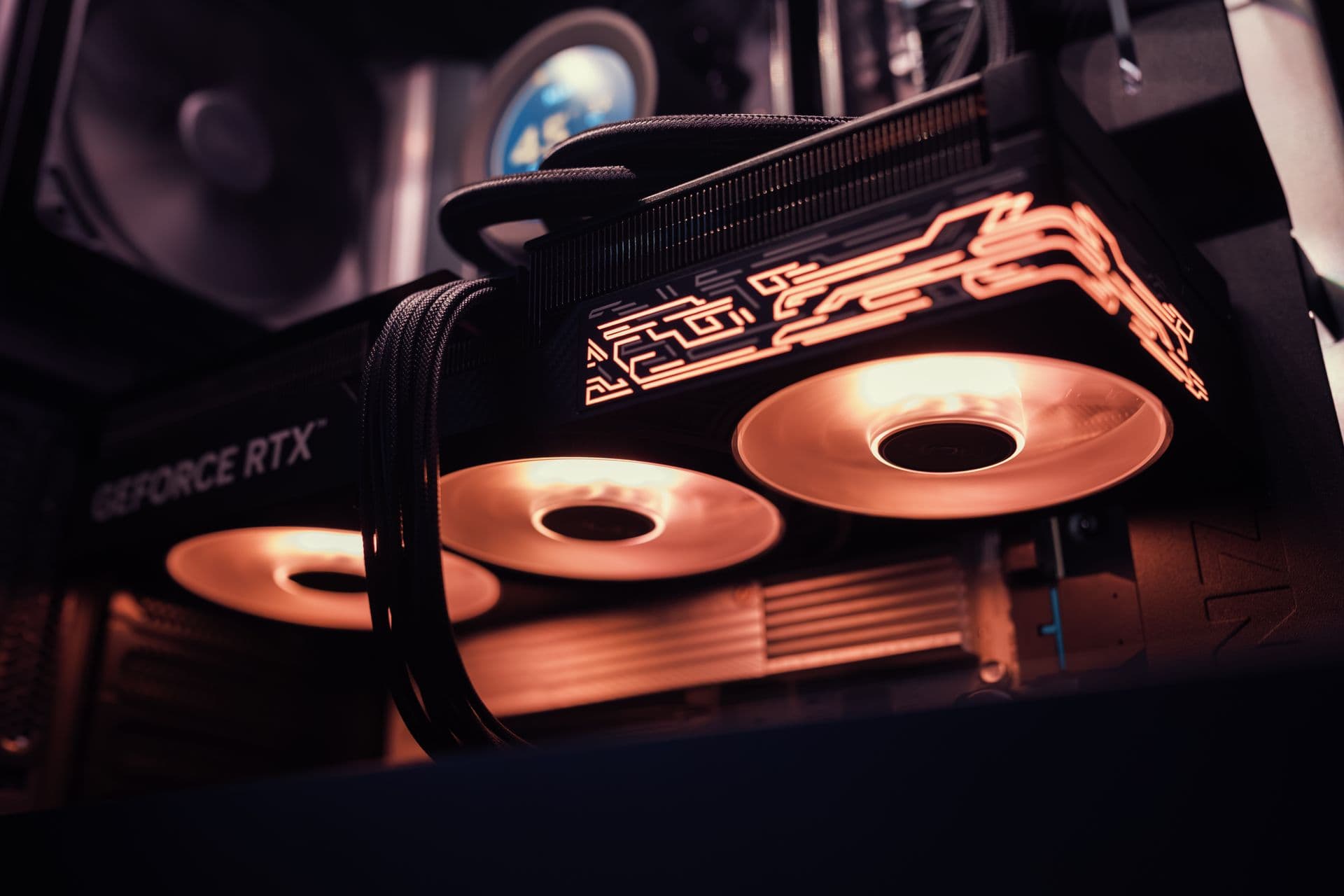 Carte graphique GeForce RTX aux ventilateurs illuminés dans un boîtier d’ordinateur