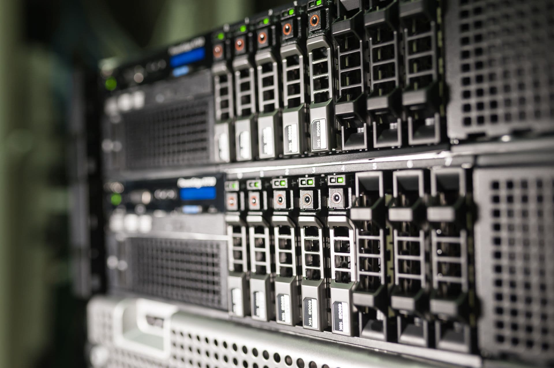 Serveurs en rack dans un centre de données